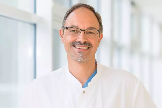 Sodbrennen ist nicht nur lästig, es kann auch gefährlich sein. Dr. Helmut Probst, Oberarzt der Gastroenterologie der Wertachkliniken, informiert am 25. Juni um 19.30 Uhr im Vortragsraum des Bürgerservicezentrums (BSZ) Königsbrunn, Marktstraße 3a, auf welche Symptome man achten und wann man dringend zum Arzt gehen sollte. | Foto: Matthias Baumgartner