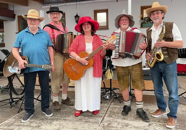 Erna Dirschinger und die Bäldle Musikanten: Stimmungs-Garanten der Bäldleschewaige-Singnachmittage im bereits 12. Jahr | Foto: © Bild: Gertrud Hörr CC 