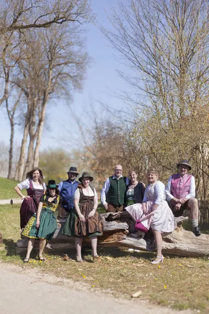 Mitarbeiterinnen und Mitarbeiter der aktion hoffnung präsentieren die schönsten Outfits, die beim Trachtenmarkt angeboten werden.  | Foto: Marie Kracker