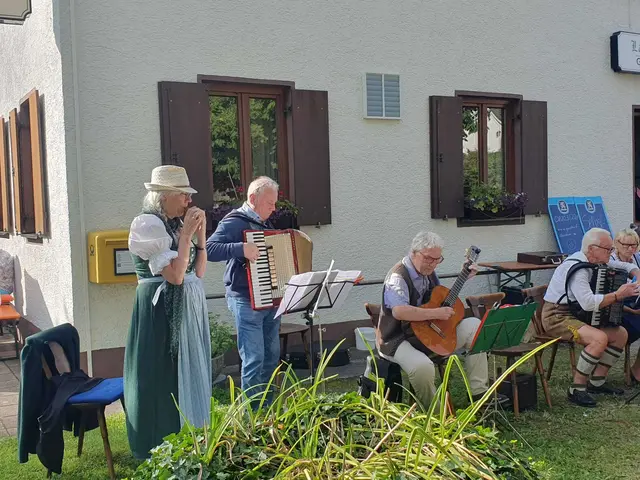 "Heimatklang" Bürgernetz Friedberg
Petra-Okarina, Eugen-Akkordeon, Josef-Gitarre