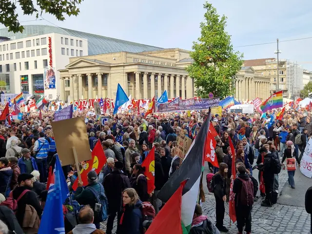 große Friedensdemonstration mit Kundgebung auf dem Schlossplatz in Stuttgart am 03.10.2025