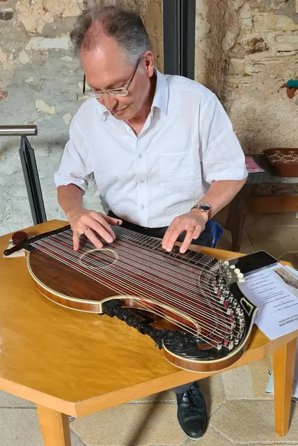 Uwe Schmid und seine singende Zither