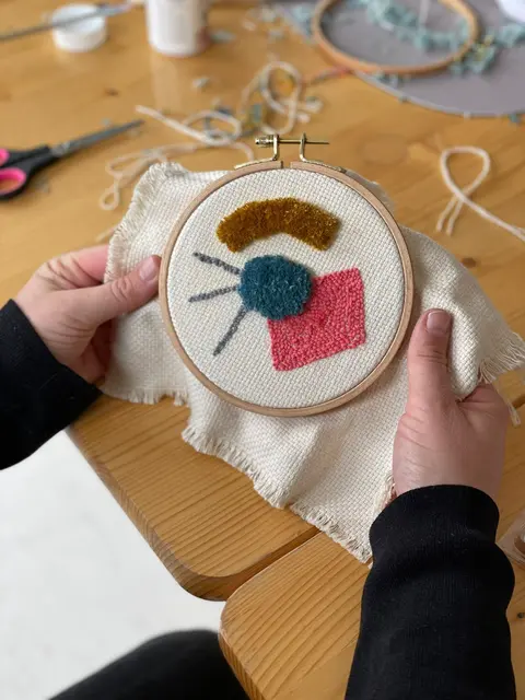 Im Workshop entstehen bunte Punch-Needle Kunstwerke.  | Foto: Foto: BastelKiosk