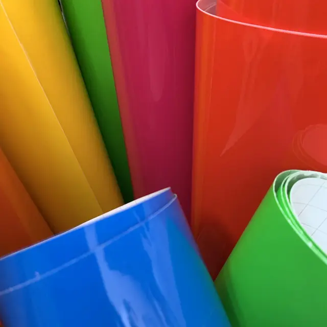 Im Workshop im Museum im Wittelsbacher Schloss Friedberg entstehen farbenfrohe Tape Art - Ornamente.  | Foto: Michèle Greiner