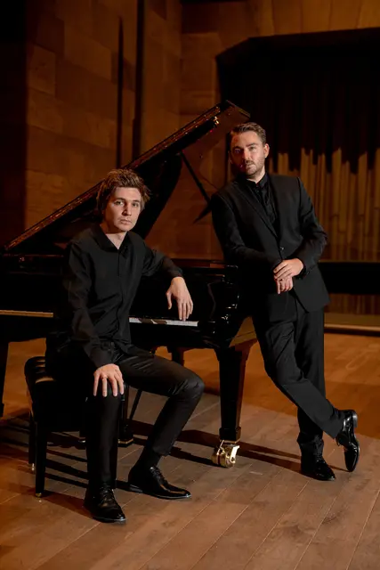 WINTERREISE - Kunstlied x Jazzstandard lädt ein zu einer musikalischen Reflexion über Zeit, Stil und Emotion. Ein Konzert, das zeigt, wie nahe sich scheinbar fernliegende Genres kommen können – wenn sie mit Seele gespielt und mit Herz gesungen werden. Als Lied-Duo sind Daniel Holzhauser (rechts) und Evgeny Konnov (links) zu hören. | Foto: Daniel Holzhauser