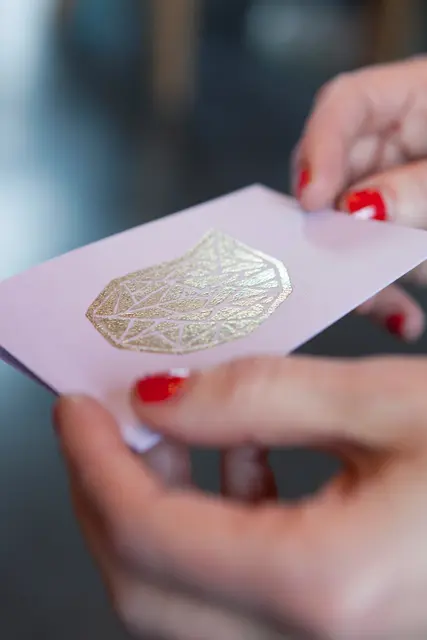 Farbenfrohe kleine Ornament-Kunstwerke entstehen im Workshop mit dem BastelKiosk im Museum im Wittelsbacher Schloss Friedberg | Foto: Foto: BastelKiosk