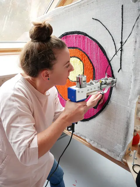 Im Workshop im Museum im Wittelsbacher Schloss Friedberg entstehen flauschige Teppiche.  | Foto: Aditas Atelier