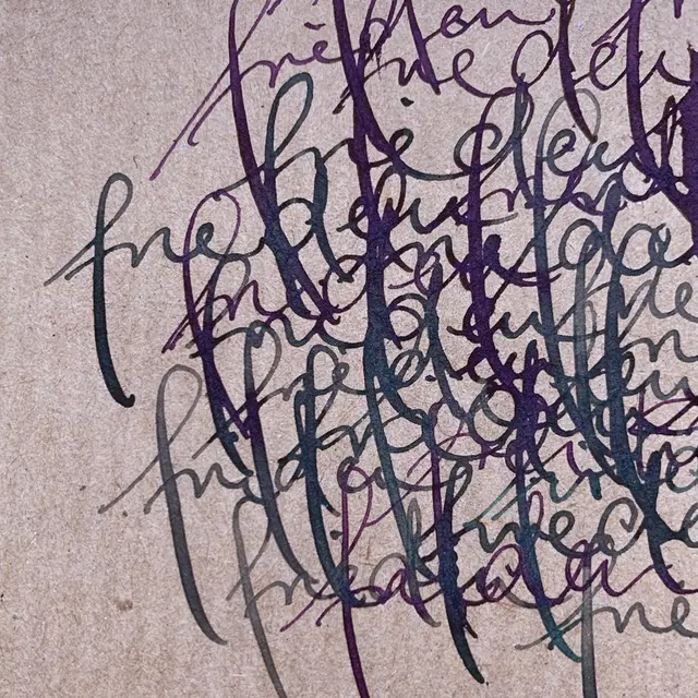 Im Workshop im Museum im Wittelsbacher Schloss Friedberg wird die eigene Handschrift zum Ornament.  | Foto: Michèle Greiner