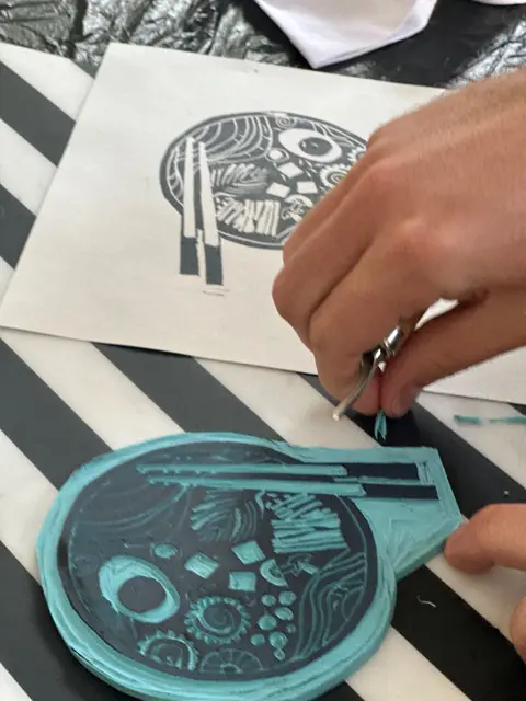 Kreative Muster werden im Workshop im Museum im Wittelsbacher Schloss Friedberg auf Textil gedruckt.  | Foto: BastelKiosk