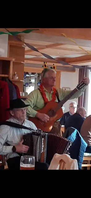 Gemeinsames Musizieren in gemütlicher Atmosphäre.