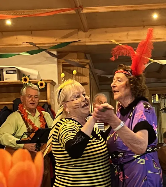 Es wird gesungen und getanzt.