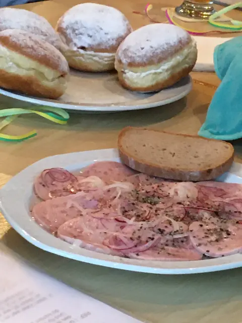 Faschingskrapfen und Wurstsalat sind Tradition.