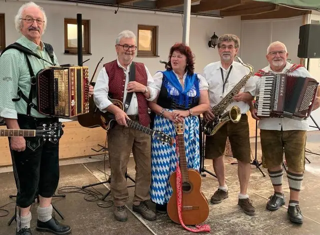 Erna Dirschinger und die Bäldle Musikanten: Stimmungs-Garanten der Bäldleschewaige-Singnachmittage im bereits 13. Jahr | Foto: © Bild: privat CC 