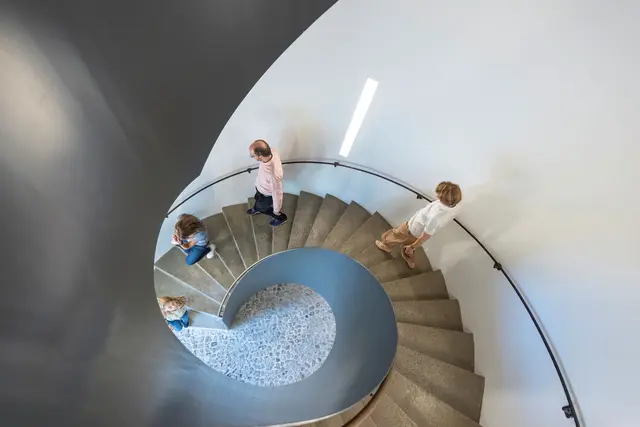 Vom unteren Teil des Schlossturms führt eine moderne Wendeltreppe der letzten Teil des Aufstiegs erfolgt über eine historische, enge und steile Ziegeltreppe.  | Foto: Norbert Liesz