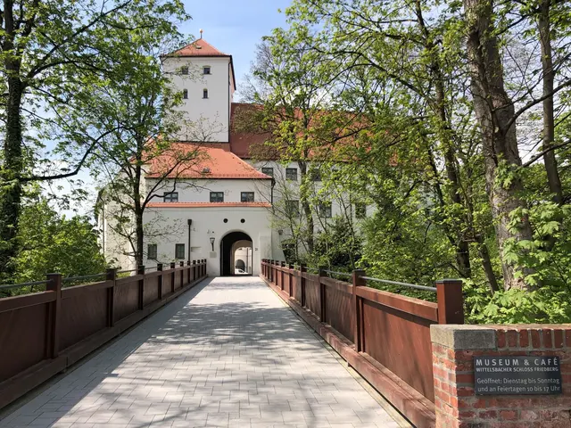 Über die Brücke gelangen die Besucher in den Innenhof des Wittelsbacher Schlosses in Friedberg. | Foto: Museum im Wittelsbacher Schloss Friedberg