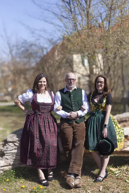 Margot Megele, Reiko Mehl und Manuela Prestele präsentieren Trachten-Outfits, die beim Markt angeboten werden | Foto: Marie Kracker