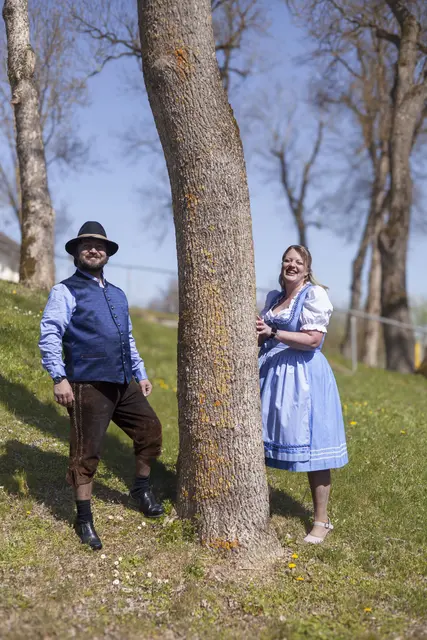 Matthias Moll und Stefanie Fournier präsentieren Trachtenmode, die beim Markt angeboten wird  | Foto: Marie Kracker