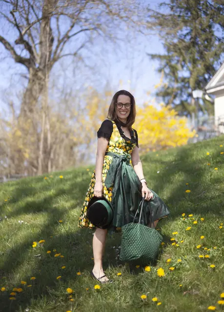 Manuela Prestele in einem Trachten-Outfit, das beim Markt angeboten wird.  | Foto: Marie Kracker