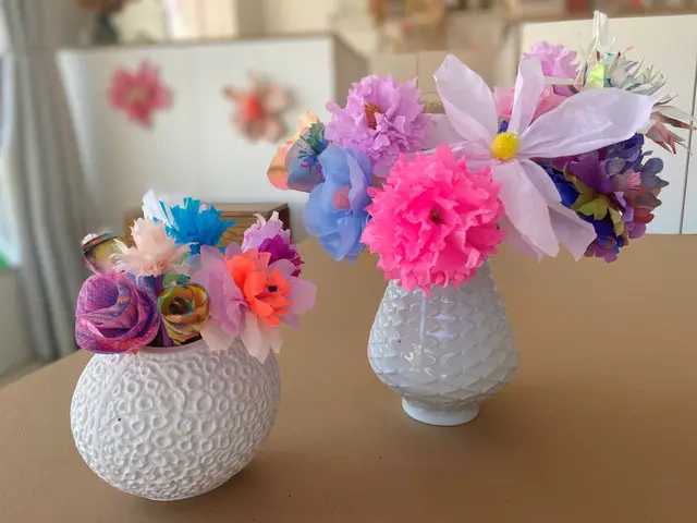 Im Workshop entstehen bunte Blumen aus zartem Papier. | Foto: BastelKiosk