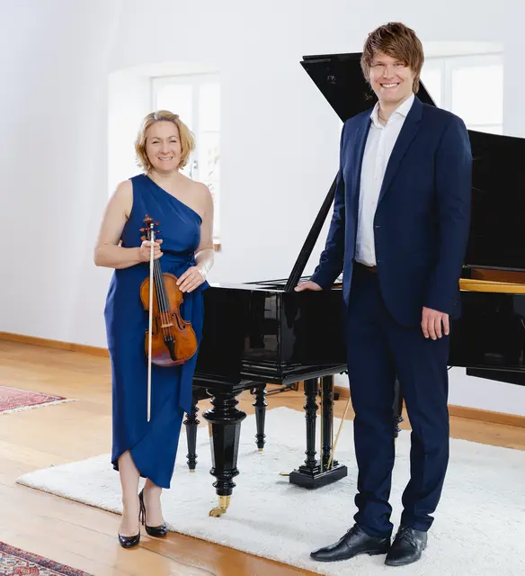Stargeigerin Rebekka Hartmann (links) und der Pianist Andreas Begert (rechts) überraschen das Publikum bei ihrem außergewöhnlichen Konzertprogramm mit vertrauten Meisterwerken und neuen Kompositionen. | Foto: Chris Hartlmaier