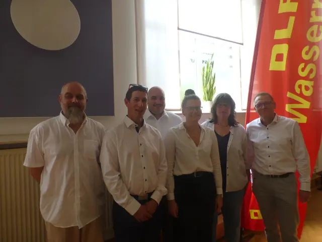 Der wiedergewählte Bezirksvorstand (v. l.: Holger Schwarzer (Leiter Ausbildung, Pohlheim), Christian Reichelt (Leiter Einsatz, Butzbach), Florian Knittel (stellv. Bezirksleiter, Lich), Carolin Riederer (Bezirksjugendvorsitzende, Biebertal), Jasmin Breitenbücher (stellv. Bezirksleiterin, Lollar), Thorsten Schnitker (Bezirksleiter, Heuchelheim))