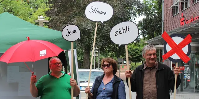 v.l.: Klaus Bittner, Brigitte Müller und Dirk Kühn werben für Teilnahme an der Kommunalwahl | Foto: DGB Lehrte