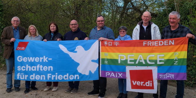 Die Vorstandsmitglieder v.l.n.r.: Reinhard Nold, Sabine Kühn, Brigitte Müller, Zoran Stipic, Jovica Petrovic, Pressy Cascales, Peter Pohlmann und Dirk Kühn werben für Frieden, Abrüstung und zur Teilnahme am Antikriegstag  | Foto: DGB Lehrte