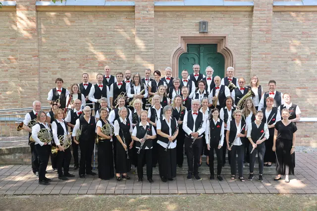 pcOrchester mit Dirigentin Sandra Möhring vor der St. Johanneskirche in Königsbrunn | Foto: Rolf Frenzel