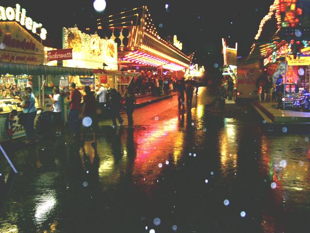 Aichacher Volksfest im Regen
