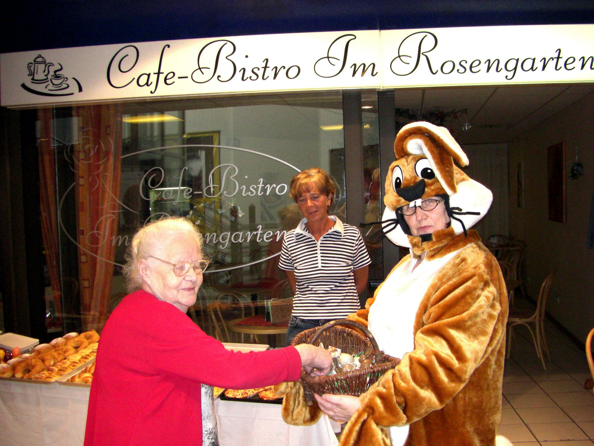 Ein großer Osterhase in der Scherer-Passage in Linz am Rhein