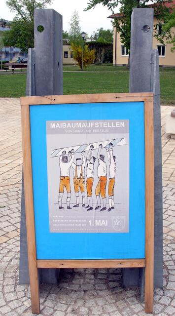 Maibaumaustellung in Eichenau