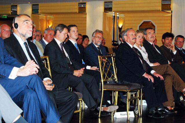 Bild vom Vortrag des Präsidenten der Republik Kroatien Stjepan Mesic (links) Bocklet (rechts)im Bayerischen Hof, München