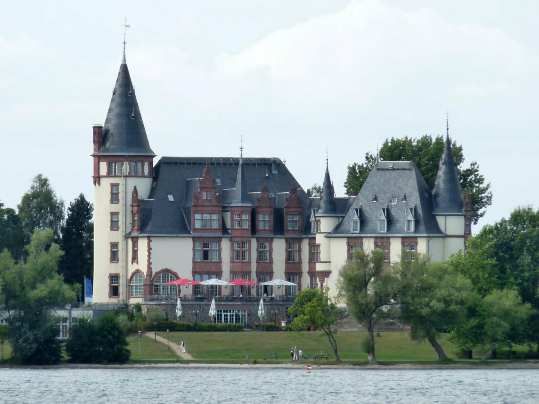 besetzung von ein schloss am wörthersee