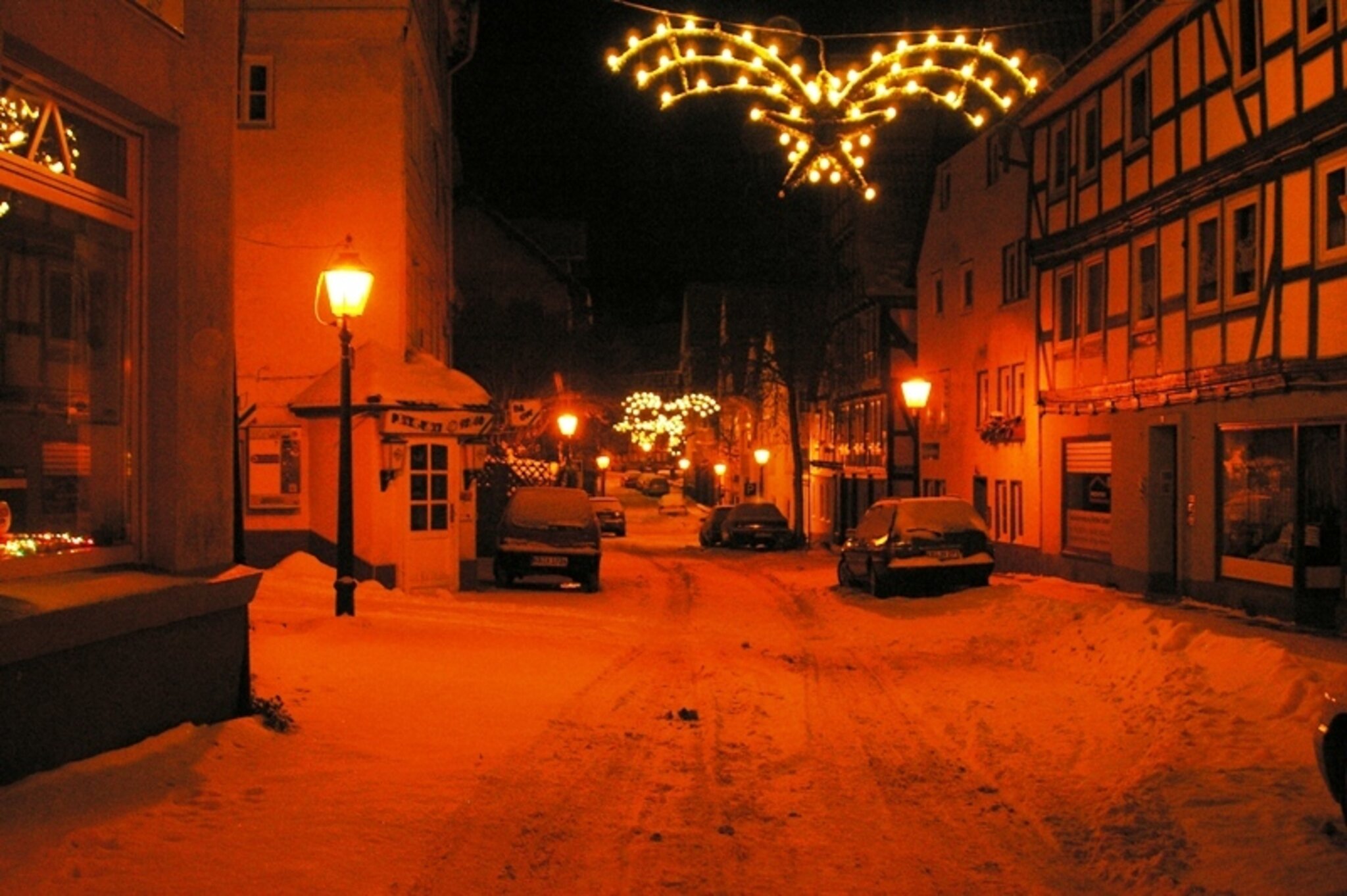 Markt und Straßen stehn verlassen, Still erleuchtet jedes Haus, Sinnend geh' ich durch die Markt und Straßen stehn verlassen, Still erleuchtet jedes Haus, Sinnend geh' ich durch die