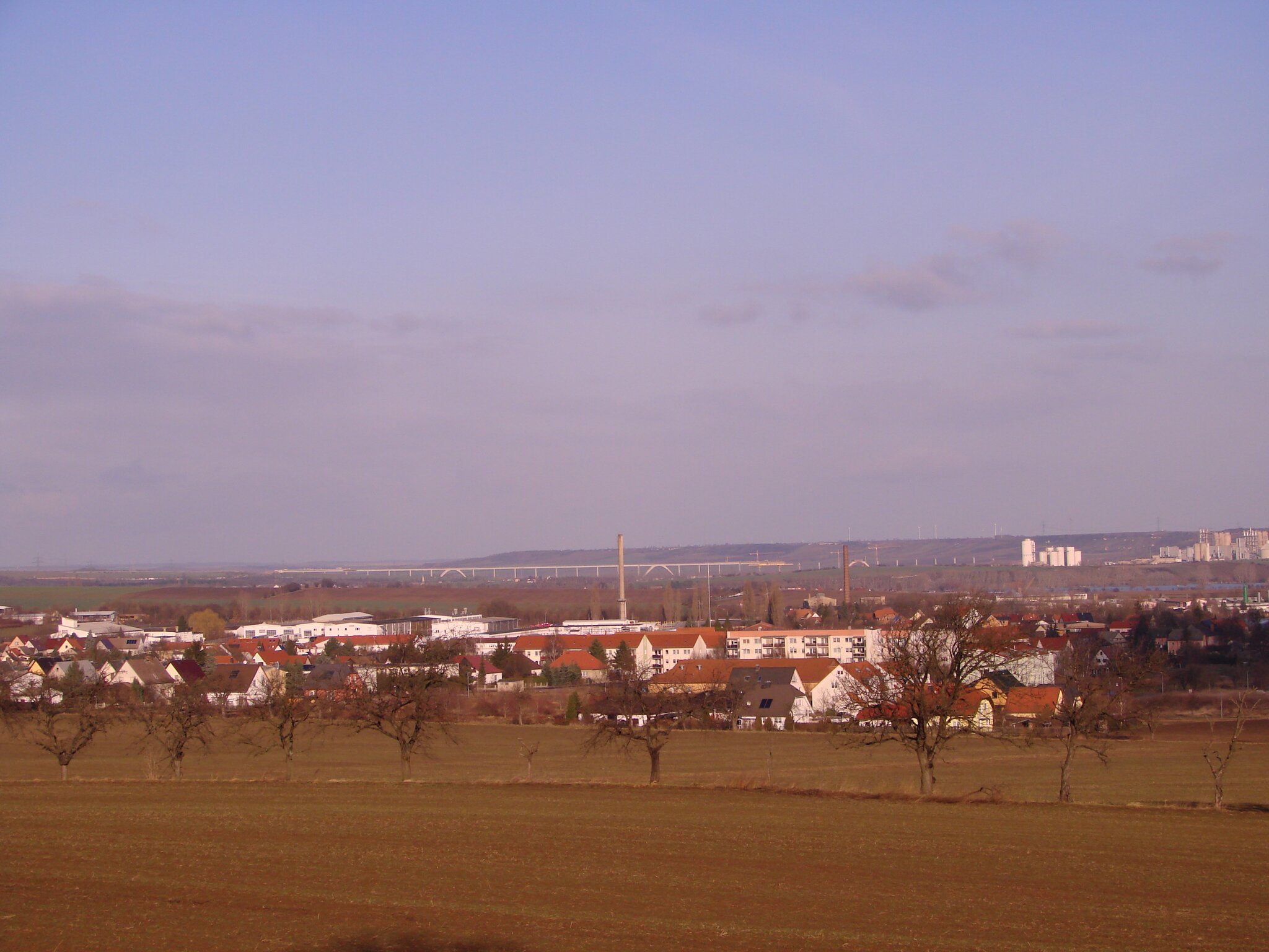 Blick über Laucha, mit der neuen ICE Brücke im Hintergrund