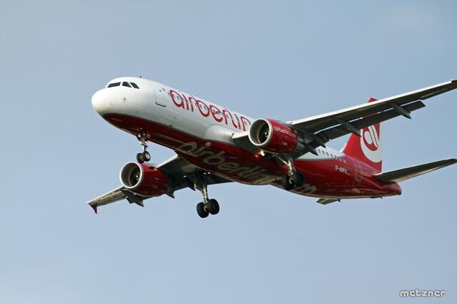 Diesen Flieger habe ich während einem Landeanflug auf Tegel fotografiert.