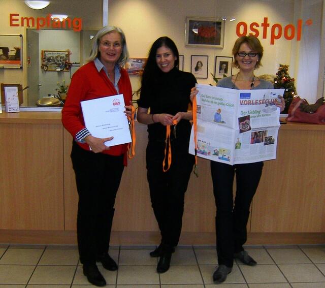 Lecture_Offenbach e.V., Ausbildungsstätte der Stiftung Lesen, ist ab Januar 2012 beheimatet in Offenbachs östlicher Innenstadt, im "ostpol". Besucher-Adresse: Hermann-SteinhäuserStraße 43- 47. Hier im Bild von links: Franziska Neubecker, 2.Vorstand Lecture_Offenbach e.V.; Katja Hebel, ostpol Managerin; Paula Kuhn, Initiatorin und 1. Vorstand von Lecture_Offenbach e.V. .