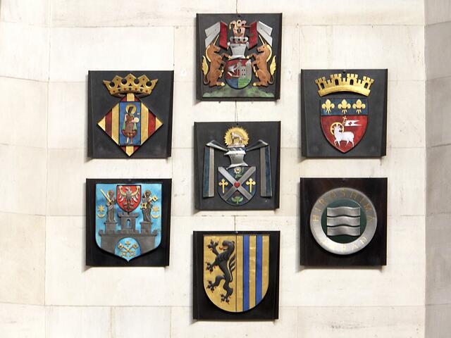 Die Wappen der Partnerstädte Hannovers im Neuen Rathaus