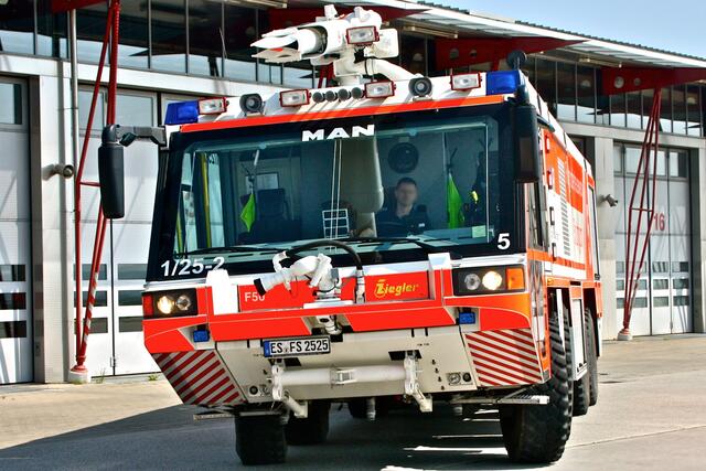 Florian Flughafen 1/25-2 (intern: Rot 5) vor der Flughafenfeuerwache in Stuttgart