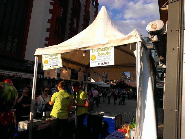 Endlich schönes Wetter auch in Würzburg! Gleich mal mit einem Glas Limettenbowle feiern!