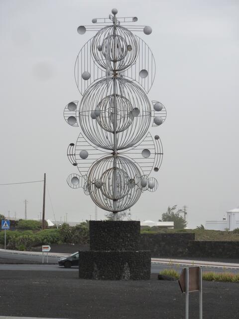 Dieser außergewöhnliche Kreisverkehr befindet sich auf Lanzarote in Nachbarschaft zur Fundación César Manrique in Tahiche.