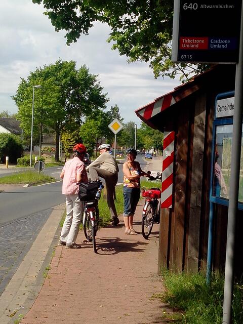 http://www.myheimat.de/isernhagen/politik/radweg-verengt-sich-jederzeit-kann-es-zu-einer-kollision-mit-fussgaengern-bzw-wartenden-aus-dem-buswartehaeuschen-kommen-m3105721,2607105.html