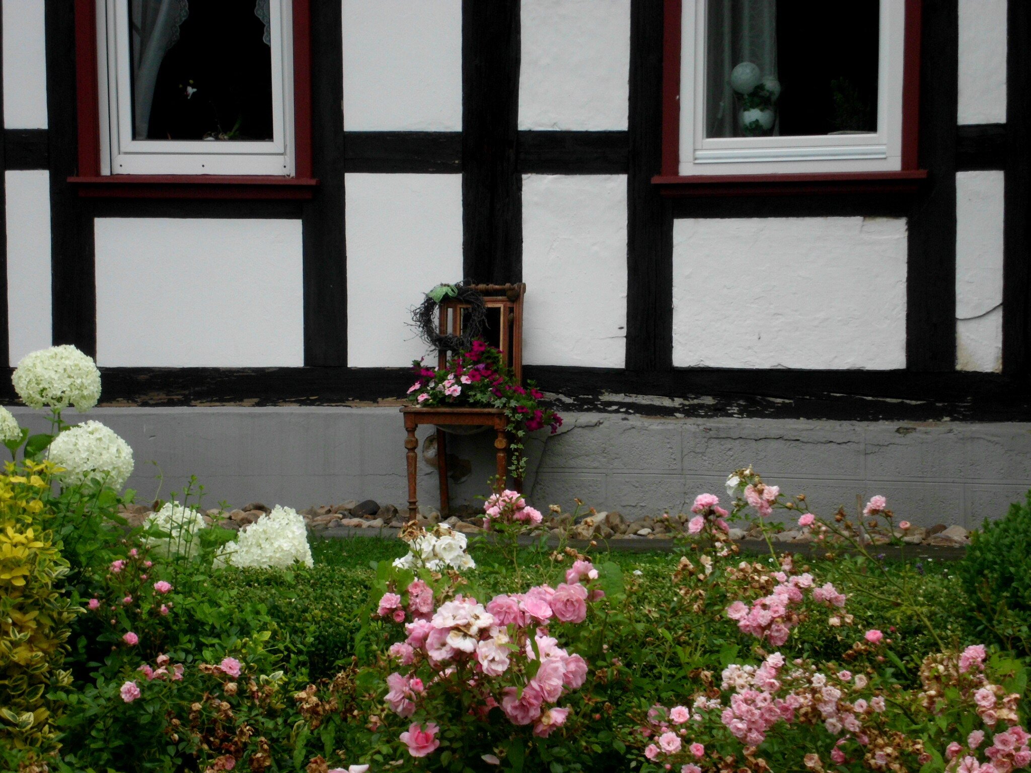 Stuhl mit Blumen ziert