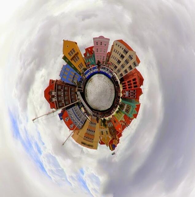 Mein ursprüngliches Foto zeigt die berühmte Häuserfassade von Willemstad auf Curaçao (Niederländische Antillen). In meiner Version habe ich es zu einem kleinen Planeten bearbeitet.