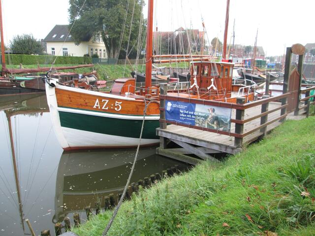 An Pumphusen liegt das Museumsschiff Gebrüder. Am Anlegeplatz weist ein Plakat auf die Ausstellung " Der Tod und das Meer - Leben mit der Gefahr" im Sielhafenmuseum hin. Geöffnet ist sie noch bis zum 02.11.2014.