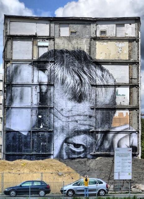 Big Brother is watching you! Bei der Berliner Sightseeing-Tour kommt man auch an diesem kuriosen Gebäude vorbei.