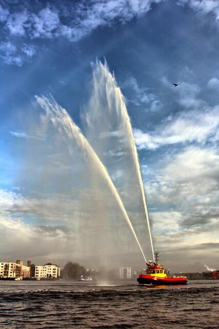 Die Übung des Feuerlöschbootes war nicht nur interessant sondern auch beeindruckend.