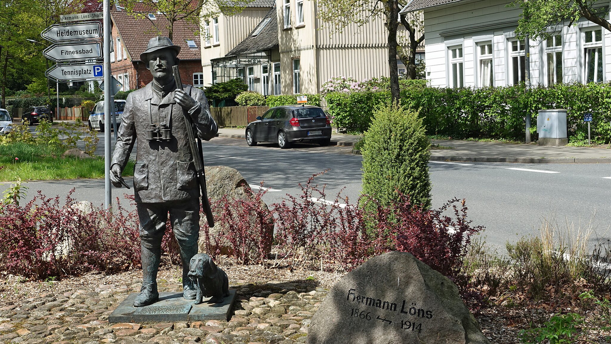 In Bronze: Hermann Löns, der Naturbeobachter, Journalist und Jäger