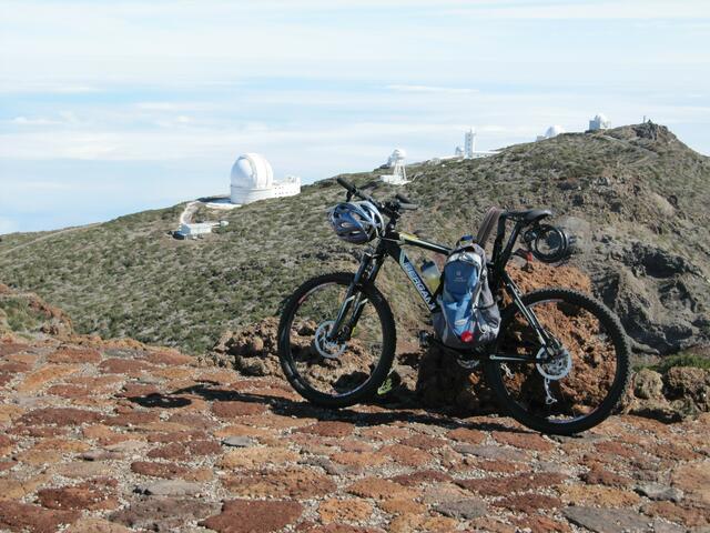 Die Astrologischen Observatorien auf einer Höhe von 2400 m:
Da wird die Luft schon dünn für Radler, die Aussicht aber ist fantastisch. Radtour auf den Roque de los Muchachos (Isla La Palma, Canarias). Foto: Dieter U. / http://www.ADFC-Langenhagen.de.