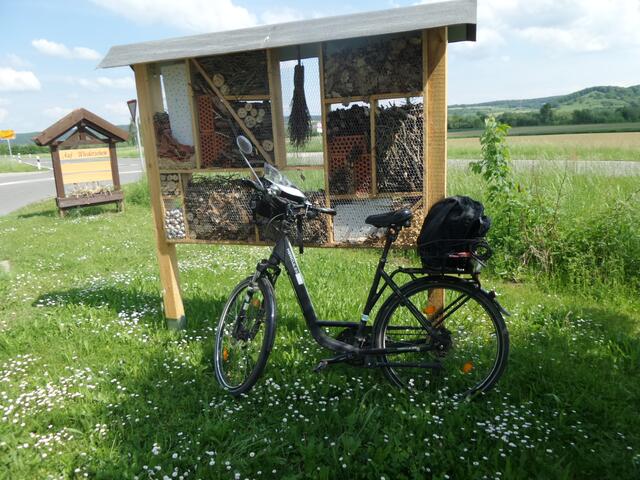 Zwei Mal Umweltschutz pur: "Insektenhotel": Hier im Großformat zur Erhöhung der Artenvielfalt. Zum Zweiten: "Radfahren" im XXL-Format bei der Mitfahrt hier: http://www.adfc-langenhagen.de/#terminekurz